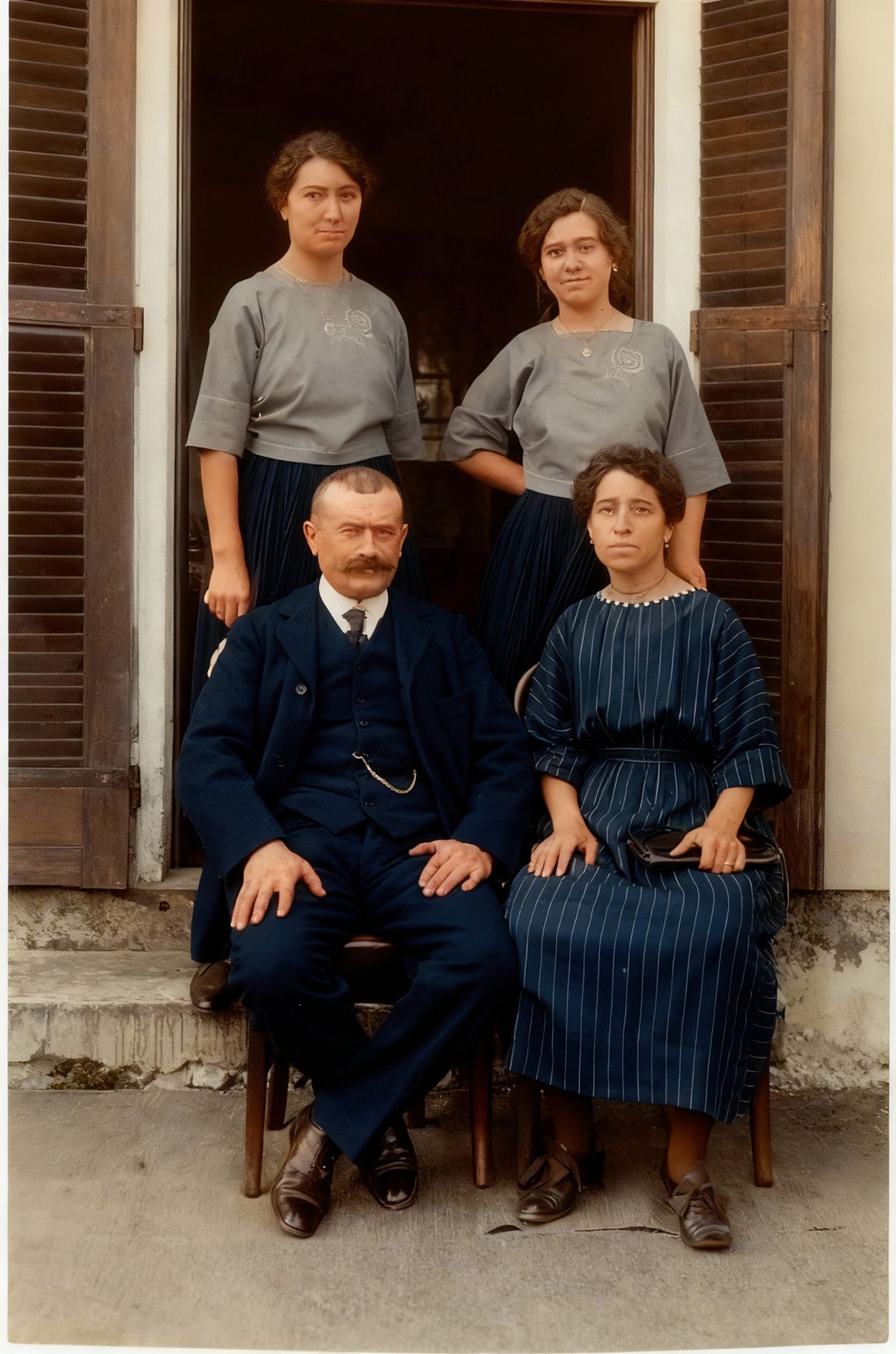 Famillesere1 Restored (1)